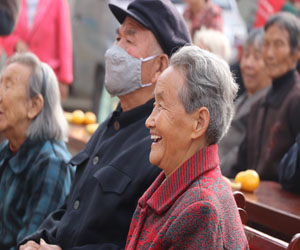 邢台市祥和社工前往青介村与老人同度重阳佳节