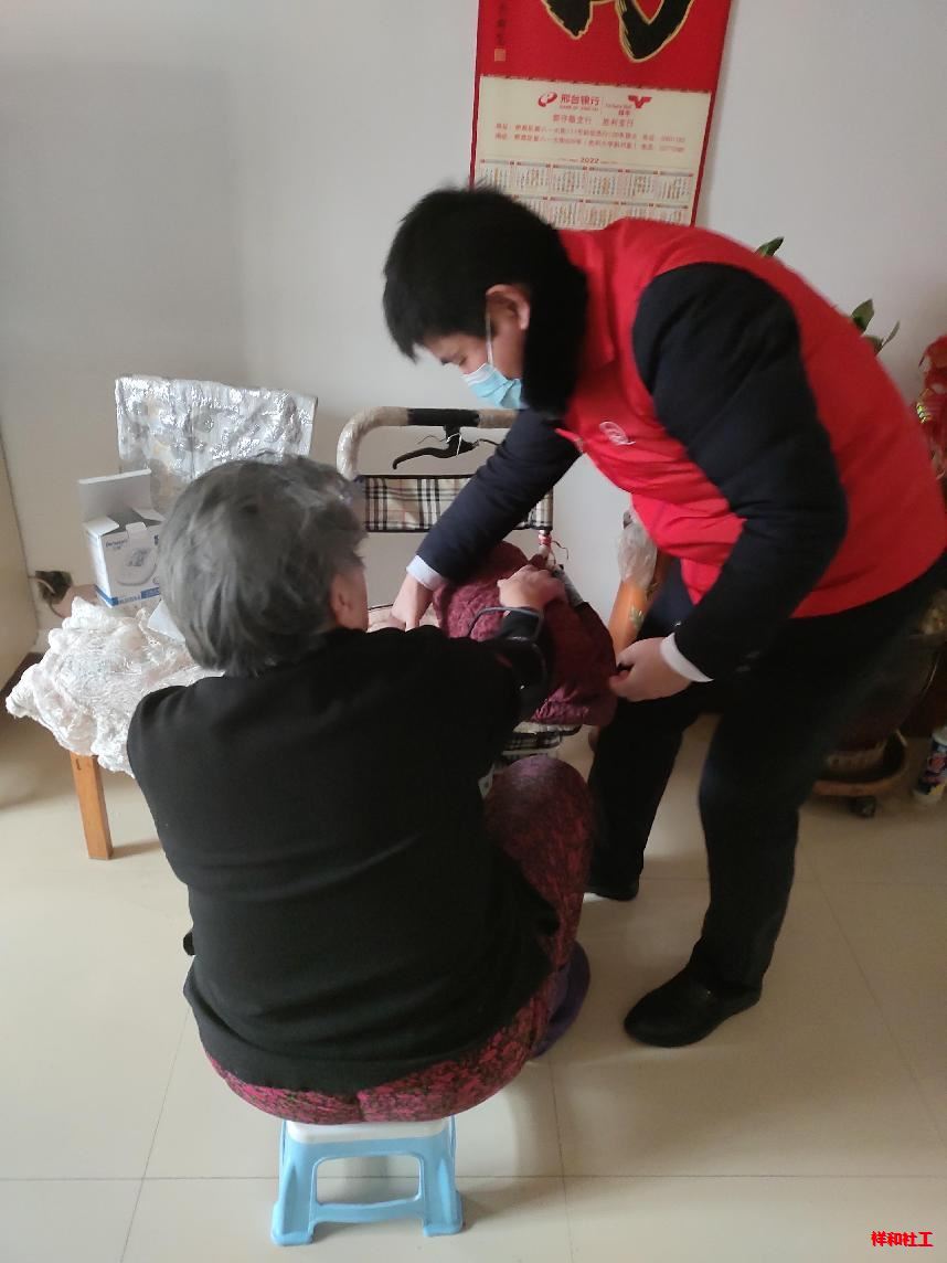 为特困老人，打开“定期巡访关爱模式”