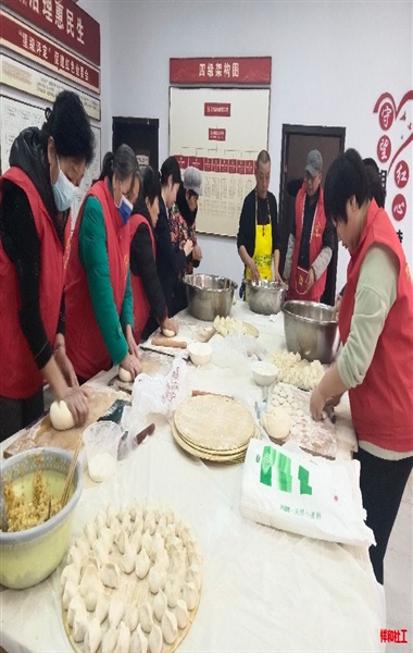 温情包饺子 年味暖人心